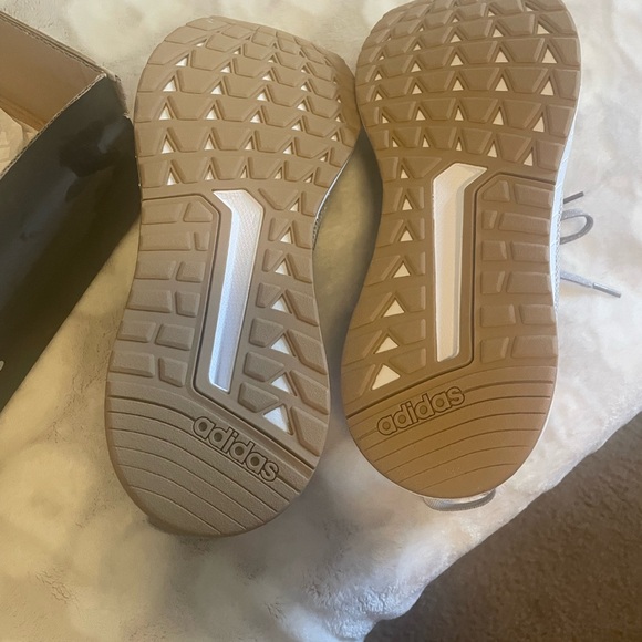 Woman’s adidas shoes - Picture 3 of 7